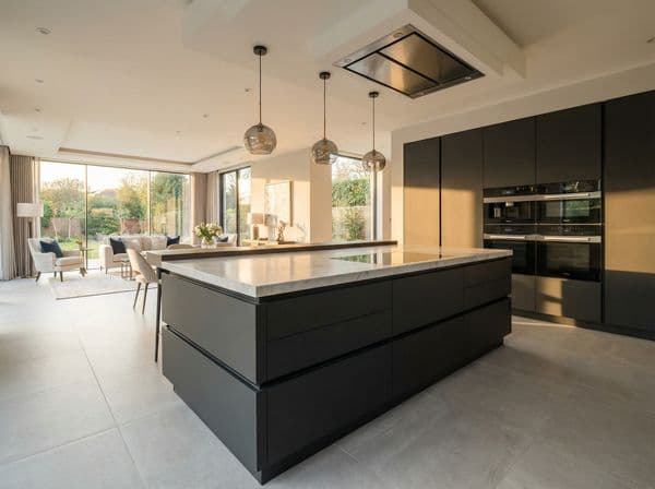 Premium-Küche mit Kochinsel — die Königsklasse